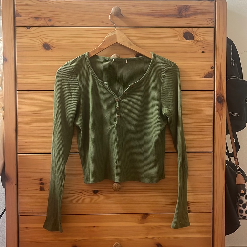 Long sleeve crop top that’s cute for the summer!